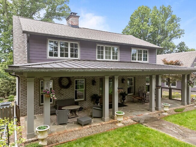 Building Photo - Charming Furnished Estate with Full-Servic...