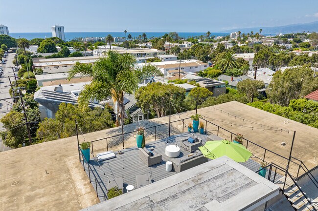 Terraza - Sixth and Raymond