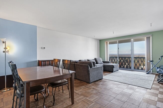 Building Photo - 2000 Linwood Ave