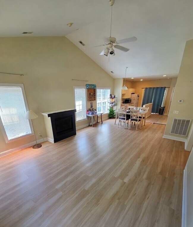 Foto del edificio - 142 Charter Dr