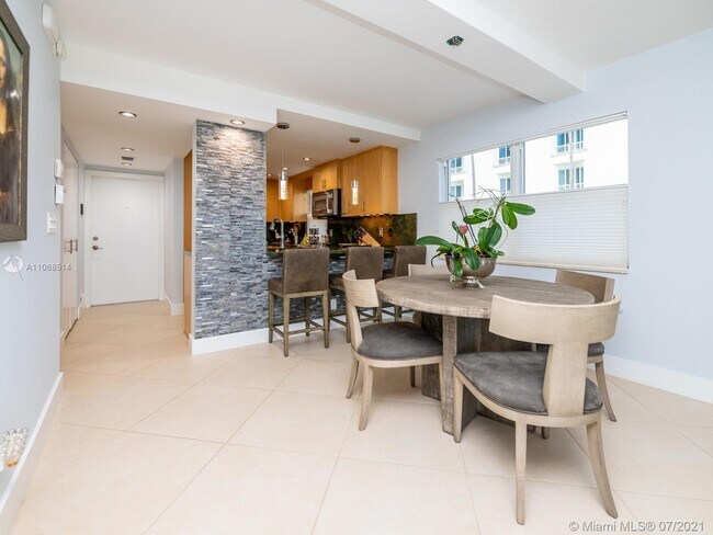 Building Photo - 1069 Hillsboro Mile