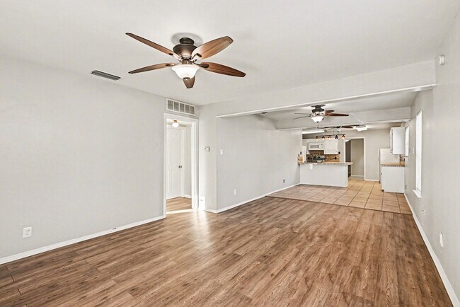 Foto del edificio - 3720 Stanley Ave