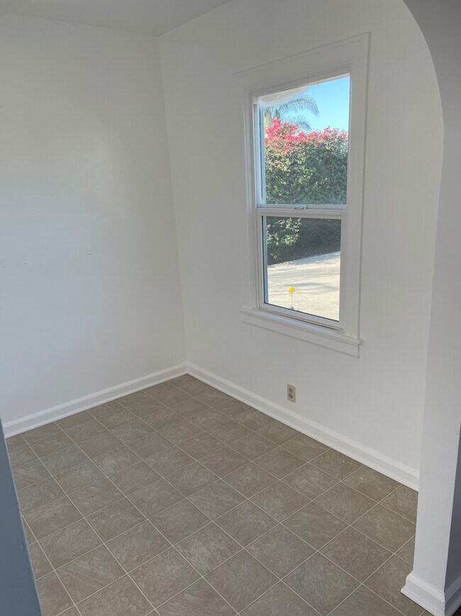 Building Photo - 304 Loma Dr