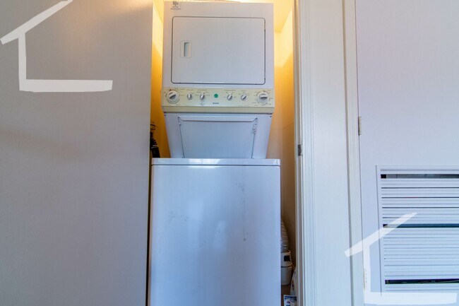 Foto del edificio - Charming 2 Bedroom-No Broker Fee