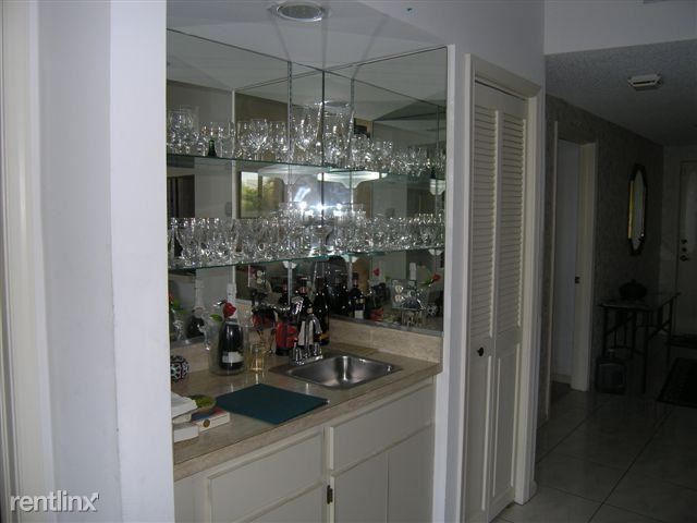Foto del edificio - 220 Lake Dr