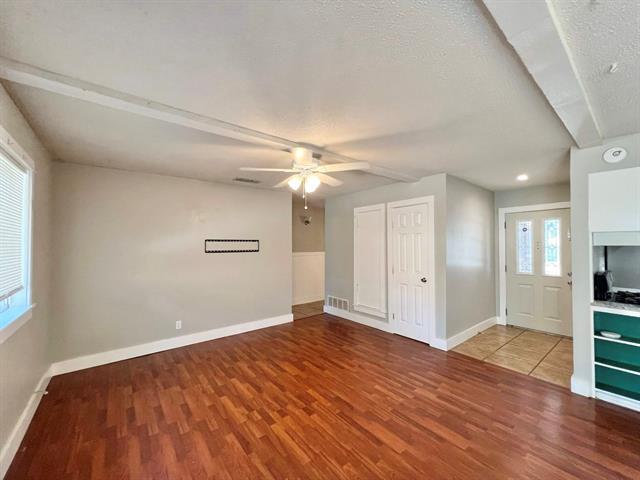 Building Photo - 2121 Travis Dr