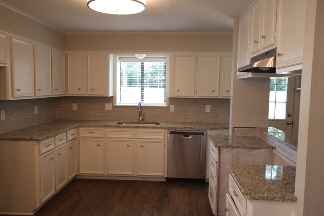 Foto del edificio - Coming Soon! 3 Bedroom 2 bathroom home in ...