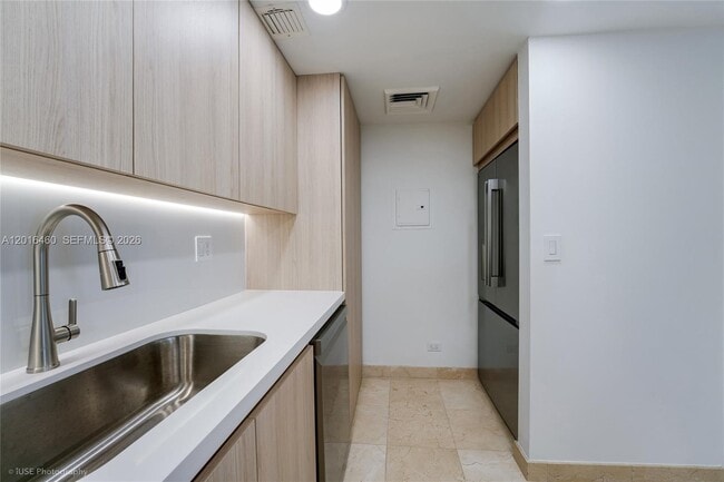 Foto del edificio - 2451 Brickell Ave