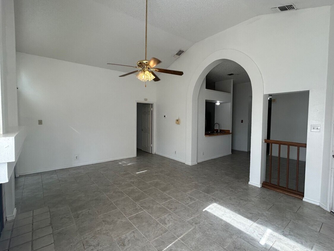 Primary Photo - 4 Bed / 2 Bath house FOR RENT! AVAILABLE NOW!