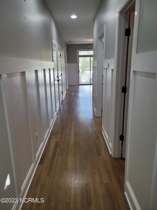 Building Photo - 208 River Gate Ln