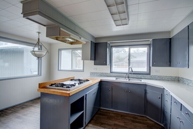 Foto del edificio - 3 bedroom/3 Bathroom House- In Town with Large yard