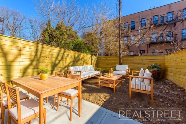 Building Photo - GIANT 3+ BED 3 BATH DUPLEX WITH BACKYARD I...
