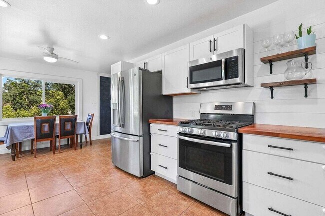 Building Photo - Furnished $2100 or Unfurnished $1900 home ...