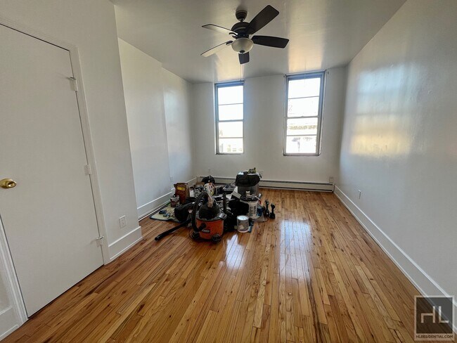 Building Photo - Crown Heights Top Floor 3BR w/ Dishwasher