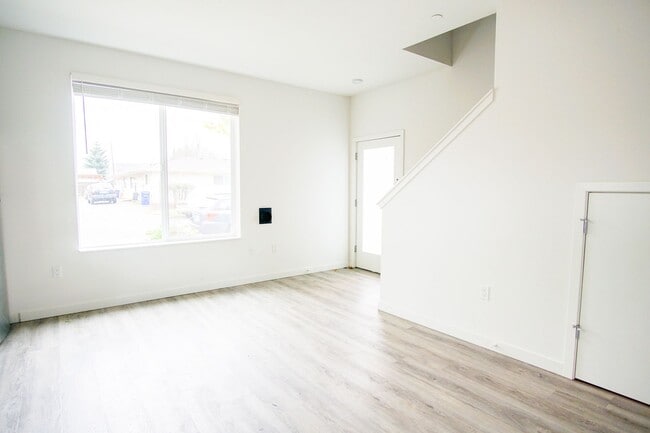 Building Photo - Rare 3 Bed, 2 Bath Townhouse Ready Late Se...