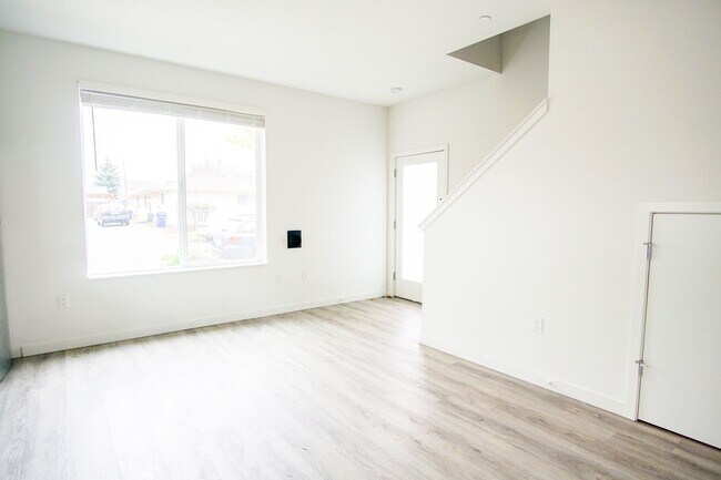 Foto del edificio - Rare 3 Bed, 2 Bath Townhouse Ready Now!