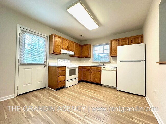 Foto del edificio - 102 Lakehurst Ave