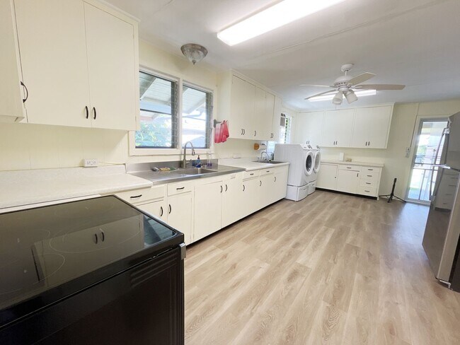 Building Photo - Halawa Heights 3 bedroom, 1 bath Duplex