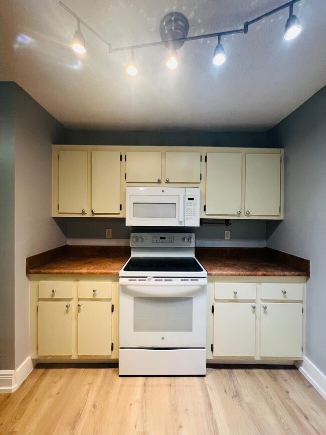Building Photo - 1535 Meadows Cir W