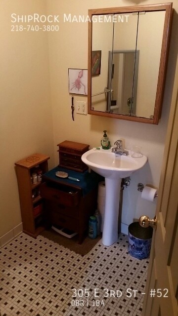 Foto del edificio - 305 E 3rd St