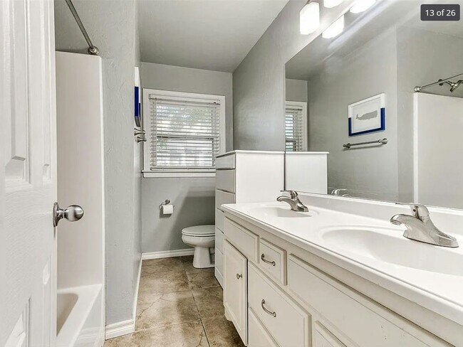 Foto del edificio - 401 E 8th St
