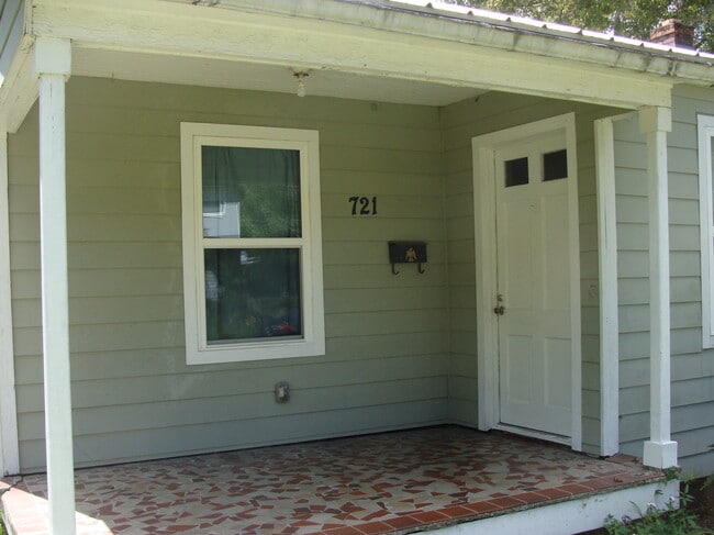 Building Photo - 721 NW 9th Ave