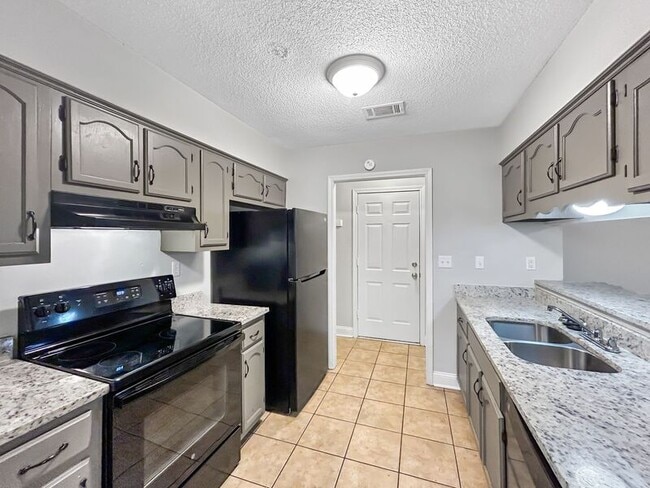 Building Photo - 3535 Dorchester Dr