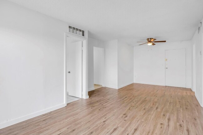 Foto del edificio - 4801 NW 7th St