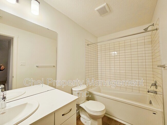 Photo du bâtiment - 6341-6341 King Wynd SW