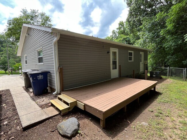 Building Photo - Nice One-Level 3 Bedroom 1.5 Bath Home