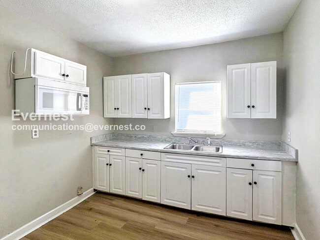 Building Photo - 430 Center St