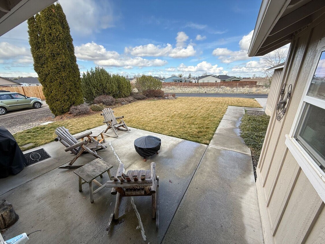 Building Photo - 3 Bedroom / 2 Bathroom Home in Metolius Or...