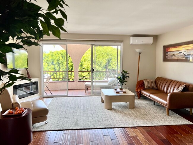 Very cozy and large living space - 2035 4th St