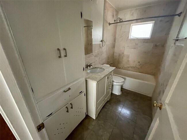 Foto del edificio - 5702 Fairlane Dr