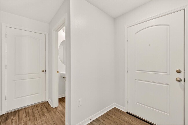 Foto del edificio - 3BR Townhome in Tavares with Open Floor Plan & Community Playground