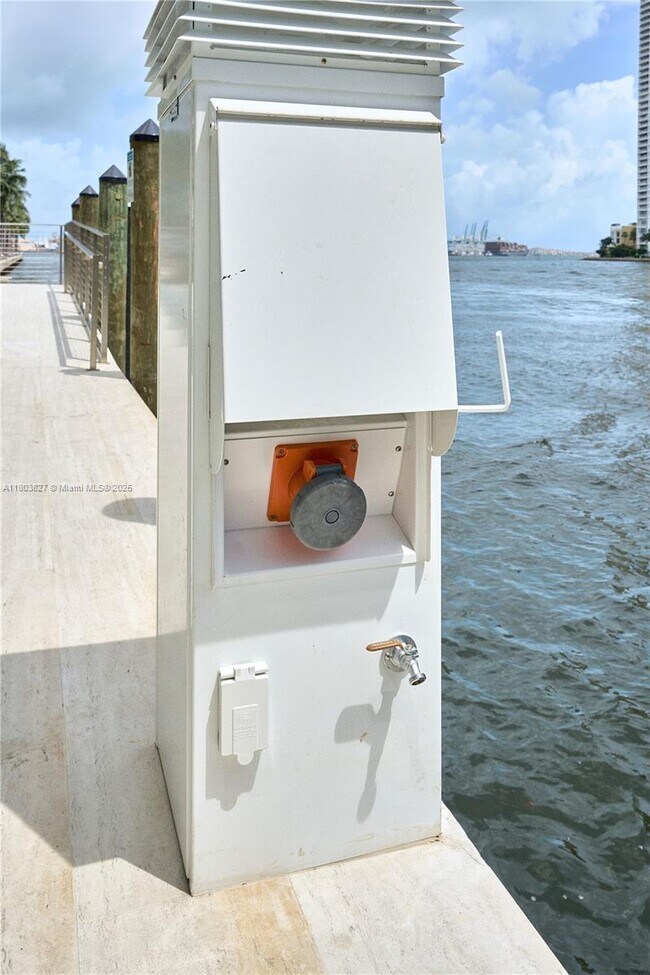 Building Photo - 300 Biscayne Blvd Way