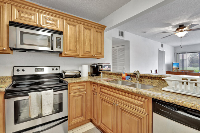 Building Photo - 1495 Lake Crystal Dr