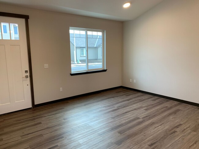 Building Photo - Beautiful 3 Bed 2 Bath Rambler