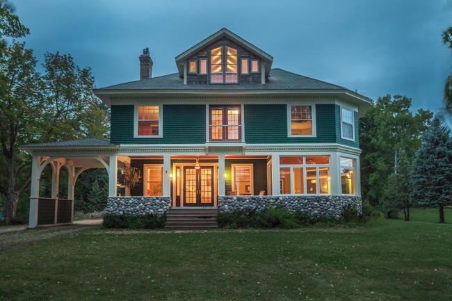Building Photo - 1900 Shoreline Dr