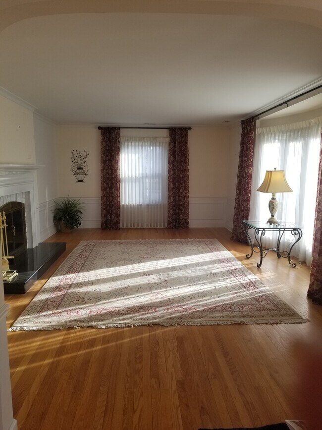 Building Photo - 1600 Glenview Rd