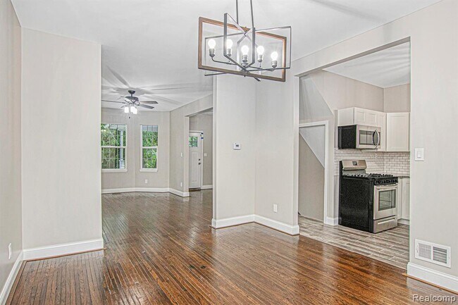 Building Photo - 86 Englewood St