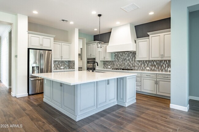 Building Photo - 70 E Kennedia Dr