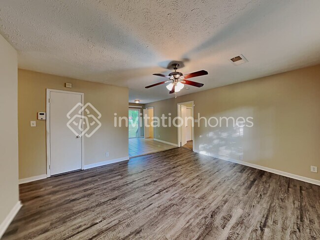 Building Photo - 812 Brighton Dr NW