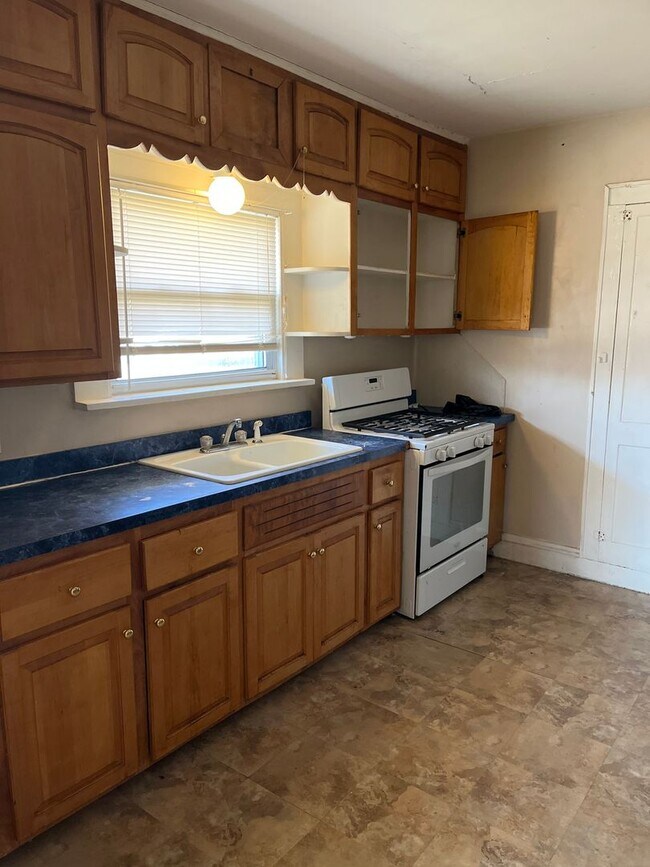 Building Photo - Akron Single Home