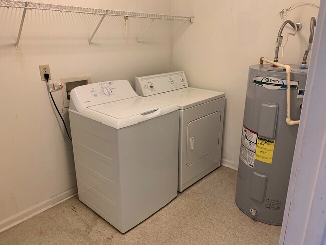 Foto del edificio - PRE-LEASING FOR AUGUST 7 2026!