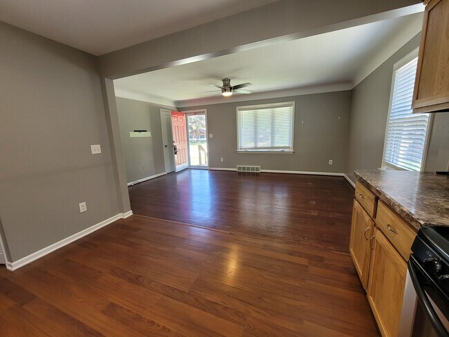Foto del edificio - Spacious 3-bedroom, 2-full Bath Ranch