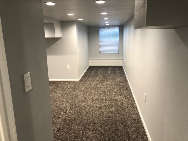 Building Photo - 99 Pine Oaks Rd