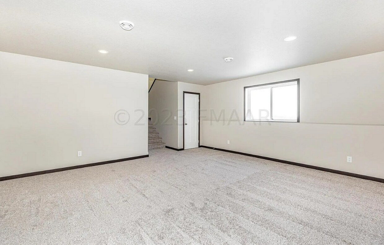 Building Photo - 1506 KEYSTONE CIR NE