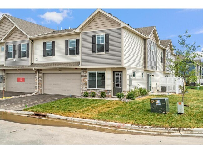 Building Photo - 10900 Fountain Pl N