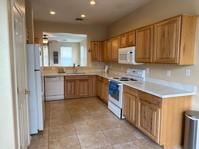 Building Photo - 3 bedroom 2 bath home with a den in Crossr...